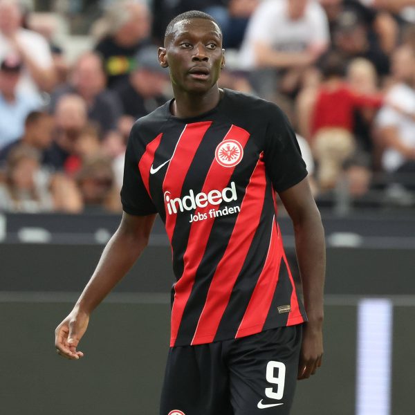  Kolo Muani soll sich mit PSG über einen Wechsel einig sein. (IMAGO / HMB-Media)