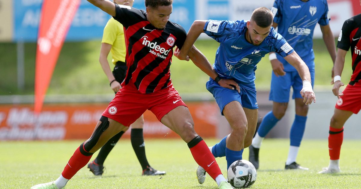 Dario Gebuhr liefert sich einen Zweikampf mit Emir Kuhinja von Freiberg. (Bild: IMAGO / Avanti)