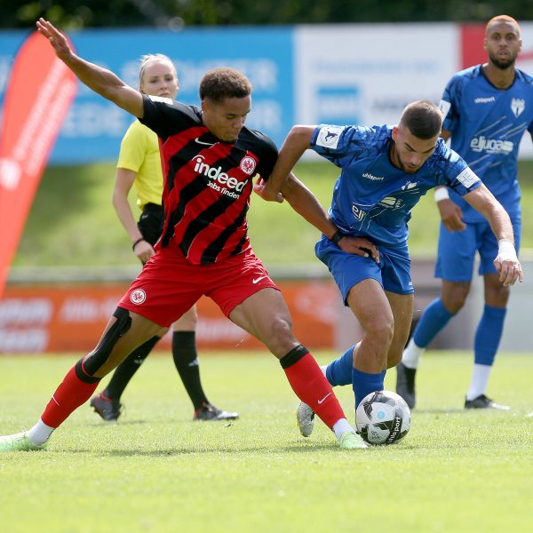  Dario Gebuhr liefert sich einen Zweikampf mit Emir Kuhinja von Freiberg. (Bild: IMAGO / Avanti)