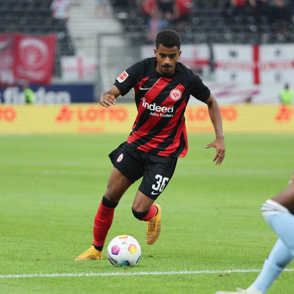  Ansgar Knauff beim Testspiel gegen Nottingham Forest. (Bild: IMAGO / HMB-Media)