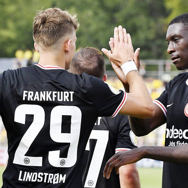  Jesper Lindström und Randal Kolo Muani (v. li.) bald nicht mehr im Adlerdress. (Foto: IMAGO / opokupix)