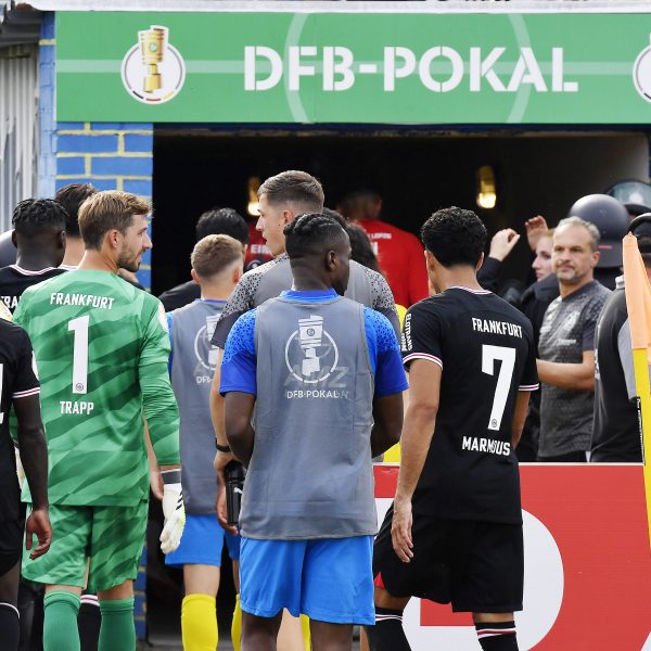  Das Spiel zwischen der SGE und Leipzig musste wegen massiven Ausschreitungen unterbrochen werden. (Bild: IMAGO / opokupix)
