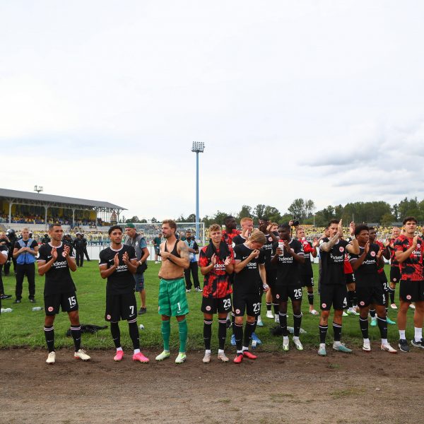  Große Erleichterung nach der Partie. Die Eintracht konnte sich am Ende trotz Startschwierigkeiten standesgemäß mit 7:0 gegen den Viertligisten Lok Leipzig durchsetzen. (Bild: imago images / Jan Huebner)