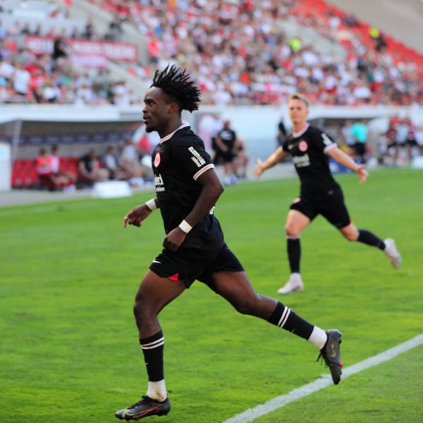  Noel Futkeu hatte Grund zum Jubeln – trotzdem verlor die SGE am Ende mit 2:3 bei den Offenbacher Kickers. (Bild: IMAGO / Hartenfelser)