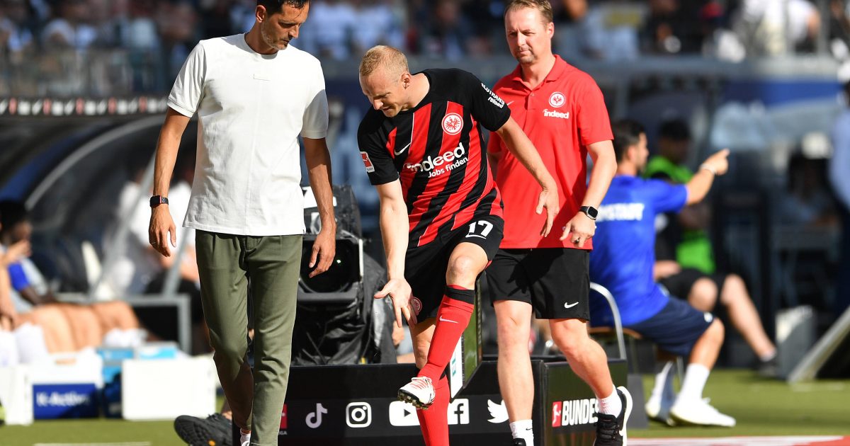  Sebastian Rode deutet schmerzverzerrt auf die Stelle, wo es geknallt hat: Die linke Wade.(Foto: IMAGO / Revierfoto)