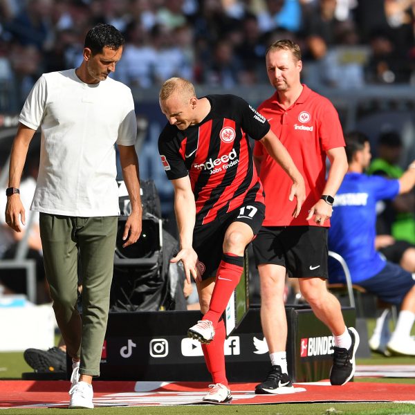  Sebastian Rode deutet schmerzverzerrt auf die Stelle, wo es geknallt hat: Die linke Wade.(Foto: IMAGO / Revierfoto)