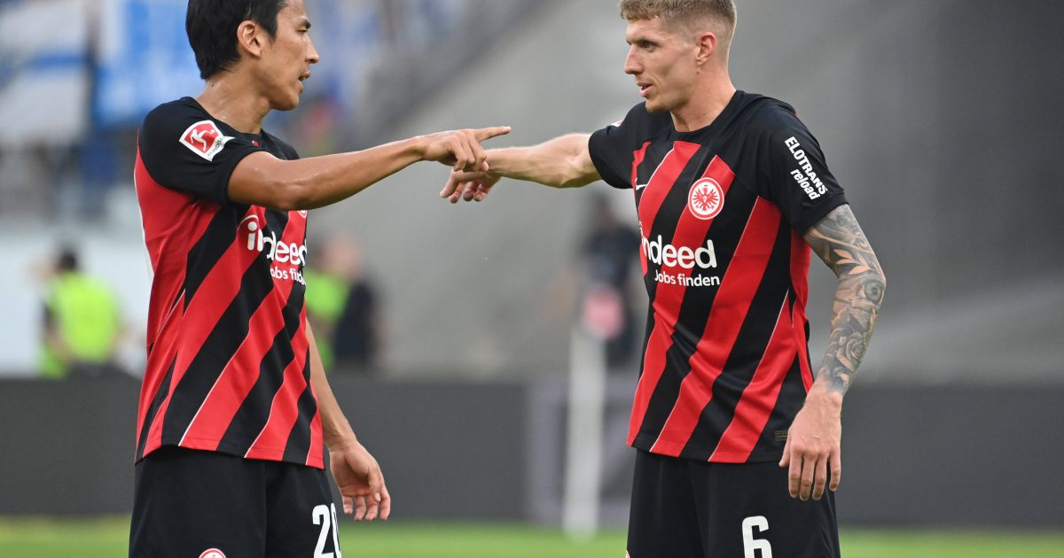  Makoto Hasebe und Kristijan Jakic (v. li.) im Austausch. (Bild: IMAGO / Sven Simon)
