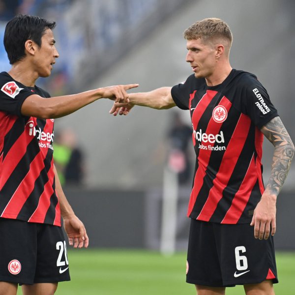  Makoto Hasebe und Kristijan Jakic (v. li.) im Austausch. (Bild: IMAGO / Sven Simon)