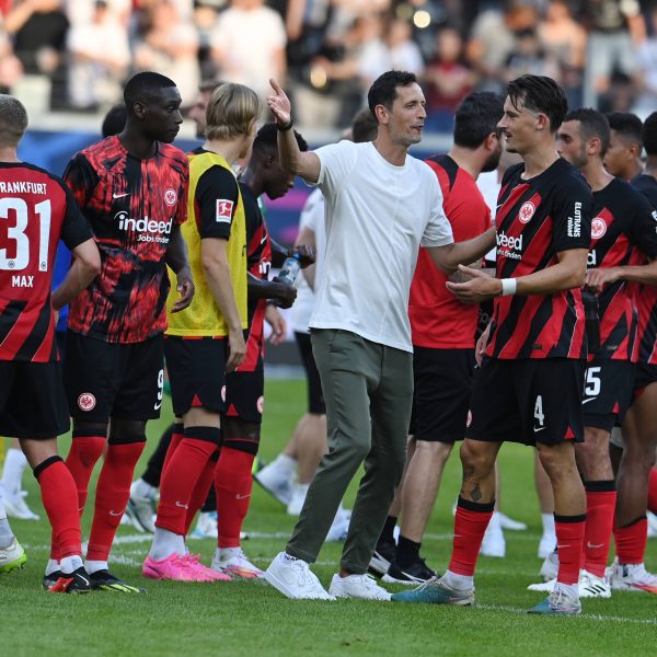  Nach dem Sieg ging Eintracht-Trainer Dino Toppmöller direkt in die Analyse mit dem ein oder anderen Spieler. Der Trainer hat trotz Auftaktsieg noch eine Menge Arbeit vor sich. (Bild: imago images / HJS)