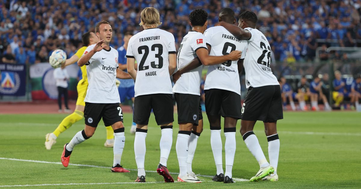  Die Mannschaft bejubelt das 1:0 von Kolo Muani. (BIld: IMAGO / HMB-Media)