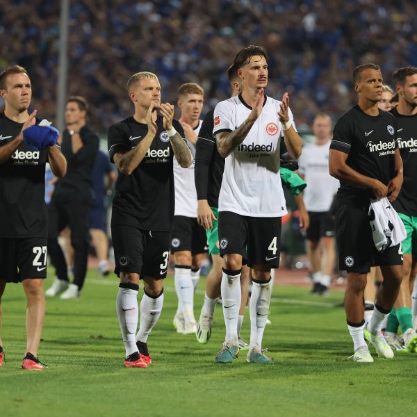  Die Eintracht kommt gegen Levski Sofia nicht über ein Unentschieden hinaus. Gerade aufgrund des späten Gegentreffers war die Enttäuschung beim Team nach Abpfiff groß. (Foto: imago images/ HMB-Media)