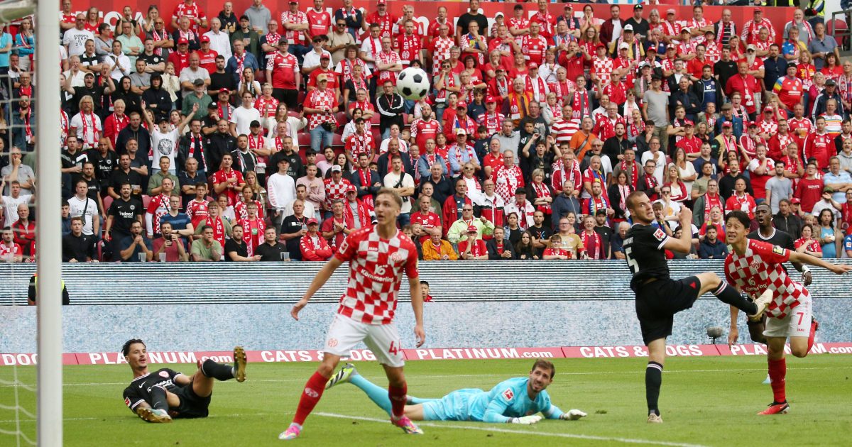 Die Adlerträger müssen das 0:1 hinnehmen. (Foto: IMAGO / Thomas Frey)