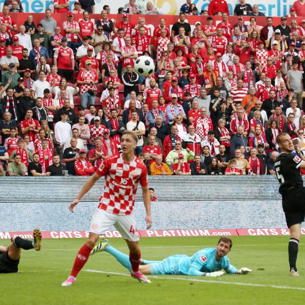  Die Adlerträger müssen das 0:1 hinnehmen. (Foto: IMAGO / Thomas Frey)