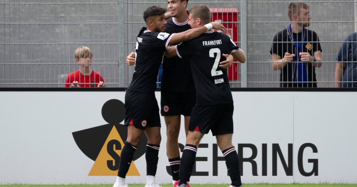  Harpreet Ghotra und Elias Baum bejubeln den 2:1-Führungstreffer mit Torschütze Nacho Ferri. (Foto: IMAGO / Jan Huebner)