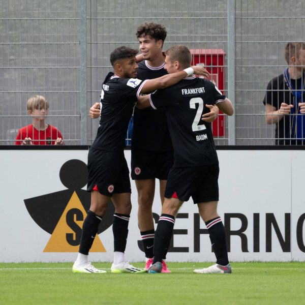  Harpreet Ghotra und Elias Baum bejubeln den 2:1-Führungstreffer mit Torschütze Nacho Ferri. (Foto: IMAGO / Jan Huebner)