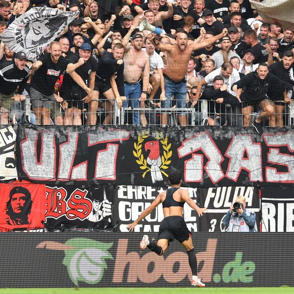  Omar Marmoush lässt die Frankfurter Kurve jubeln. (Foto: imago/Revierfoto)
