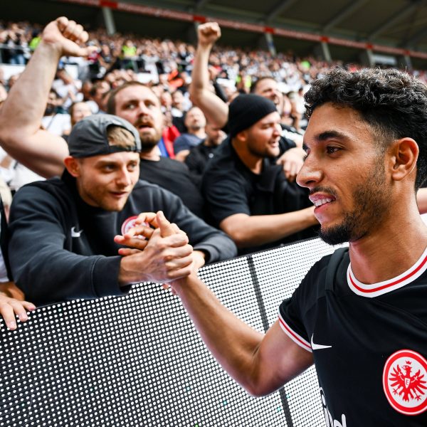  Omar Marmoush belohnte sich am Ende mit dem späten Ausgleichstreffer für seinen starken Auftritt. Die Eintracht konnte so in Unterzahl doch noch einen Punkt aus Mainz entführen. (Foto: imago images / Jan Huebner)