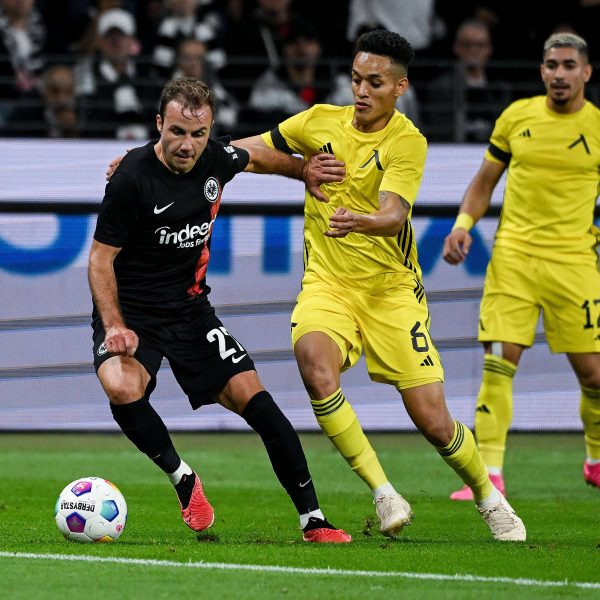  In einem umkämpften Spiel dominiert die torlose Eintracht. (Foto: IMAGO / Jan Huebner)