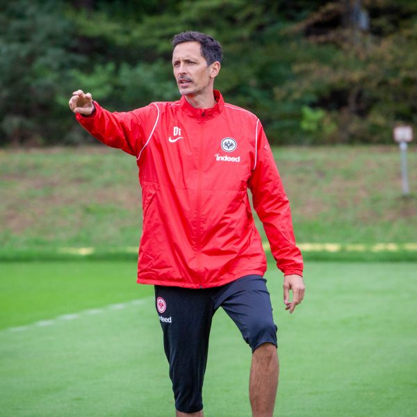  Dino Toppmöller beobachtet die Einheiten der Reservespieler genaustens. (Bild: Frederic Schneider/SGE4EVER.de)