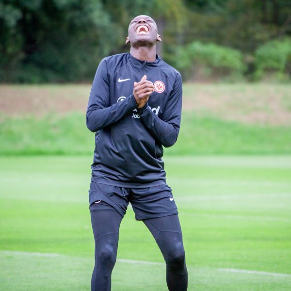  Randal Kolo Muani hat im Training eine Menge Spaß. (Bild: Frederic Schneider/SGE4EVER.de)