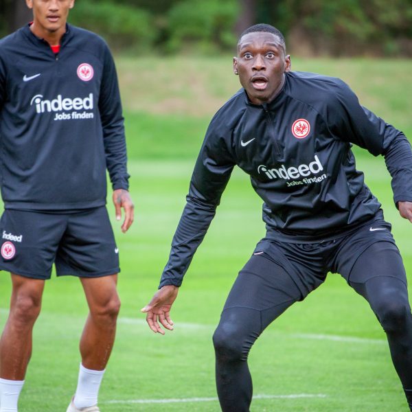  Randal Kolo Muani hat die Unterstützung von Jan-Age Fjörtoft. (Foto: Frederic Schneider/SGE4EVER.de)