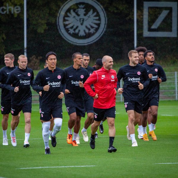  Durch das regnerische Wetter ließ sich die Mannschaft am Mittwochvormittag die gute Laune nicht verderben. (Bild: Frederic Schneider/SGE4EVER.de)
