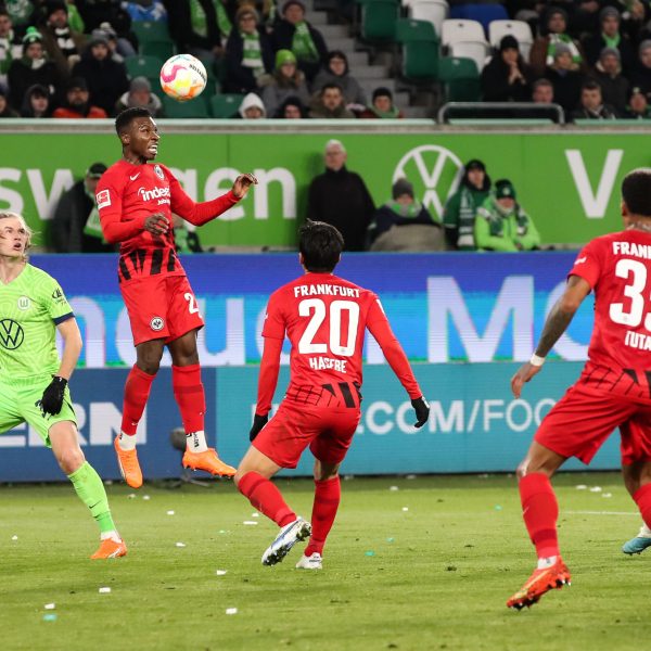  Wem gelingt der Anschluss an die oberen Tabellenplätze? Beim letzten Aufeinandertreffen (2:2) schenkten sich die beiden Mannschaften besonders in einer turbulenten ersten Halbzeit nichts. (Foto: IMAGO / Christian Schroedter)