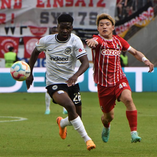  Eric Junior Dina Ebimbe im Kampf um den Ball gegen den Freiburger Ritsu Doan. Wird das heutige Spiel wieder das erwartete Duell auf Augenhöhe? (Foto: IMAGO / Hartenfelser)