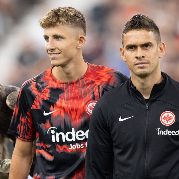  Jesper Lindström (li.) und Rafael Borré (re.) laufen nun für andere Vereine auf. (Foto: IMAGO / Kessler-Sportfotografie)