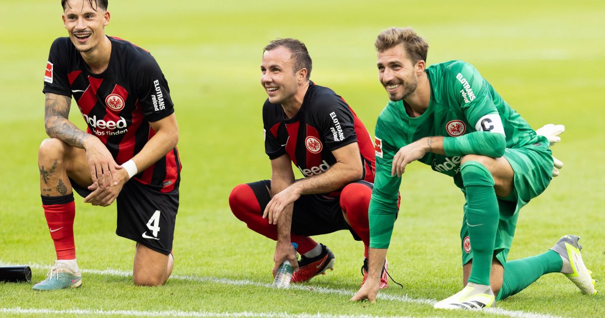  (v. re.) Kevin Trapp und Mario Götze sollen die Topverdiener bei der SGE sein, dicht gefolgt von Robin Koch (li.). (Foto: IMAGO / Kessler-Sportfotografie)