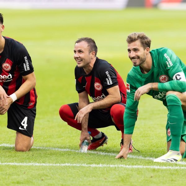  (v. re.) Kevin Trapp und Mario Götze sollen die Topverdiener bei der SGE sein, dicht gefolgt von Robin Koch (li.). (Foto: IMAGO / Kessler-Sportfotografie)