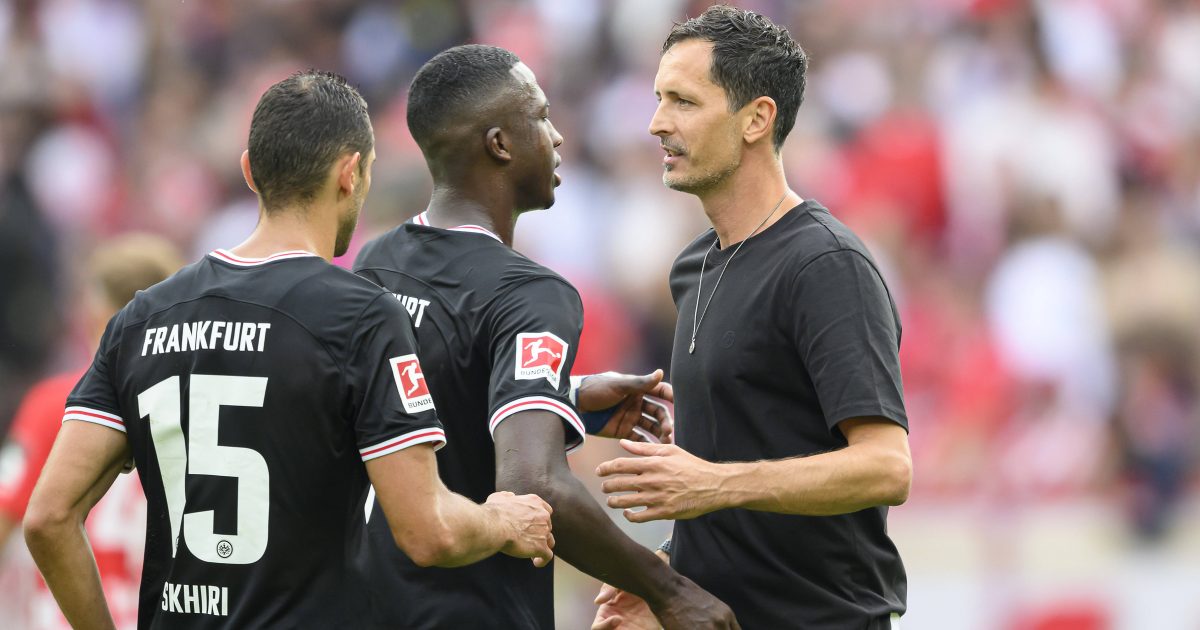  Trainer Toppmöller hat alle seine Spieler im Blick (Foto: IMAGO / Sven Simon)