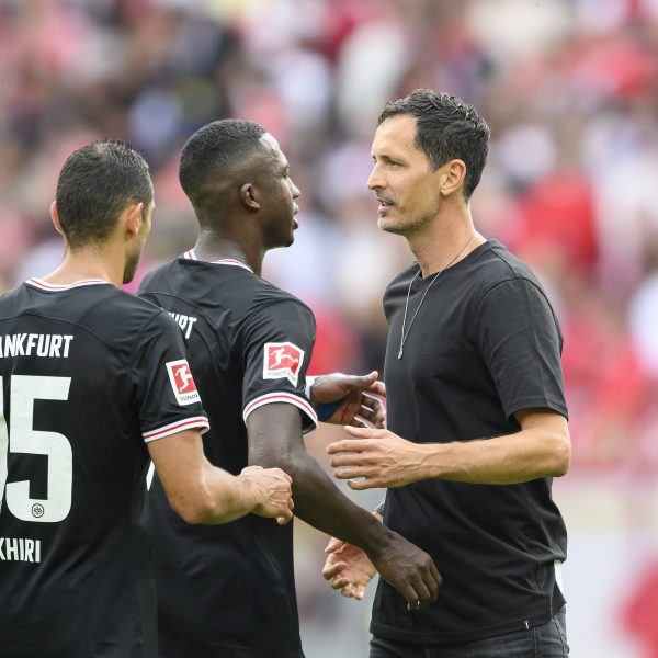  Trainer Toppmöller hat alle seine Spieler im Blick (Foto: IMAGO / Sven Simon)