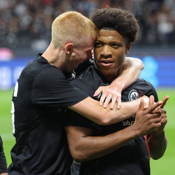  Tor-Jubel zusammen mit Hugo Larsson: Jessic Ngankam ist in Frankfurt bereits angekommen. (Foto: IMAGO / osnapix)