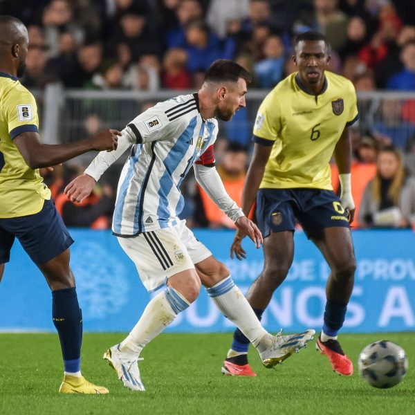  Willian Pacho im Duell mit Lionel Messi. (Foto: IMAGO / Pressinphoto)