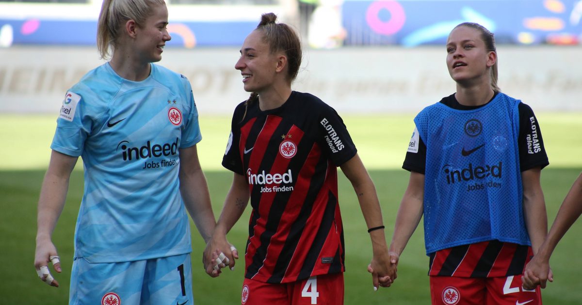  Sophia Kleinherne (Mitte) verwandelte ihren Elfmeter souverän. (Foto: IMAGO / Jan Huebner)