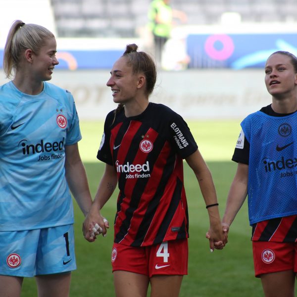  Sophia Kleinherne (Mitte) verwandelte ihren Elfmeter souverän. (Foto: IMAGO / Jan Huebner)