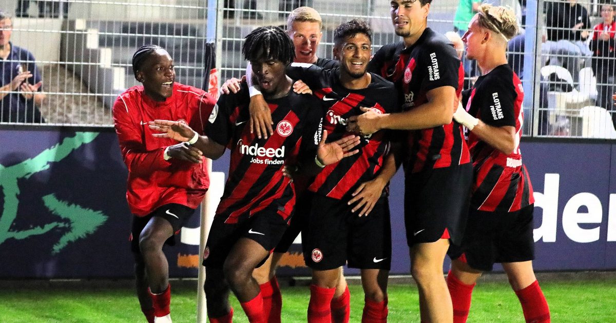  Der erlösende Siegtreffer: Zumindest bis Samstagnachmittag führt die U21 nun die Tabelle an. (Foto: IMAGO / Hartenfelser)