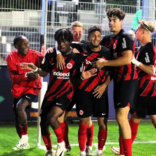  Der erlösende Siegtreffer: Zumindest bis Samstagnachmittag führt die U21 nun die Tabelle an. (Foto: IMAGO / Hartenfelser)