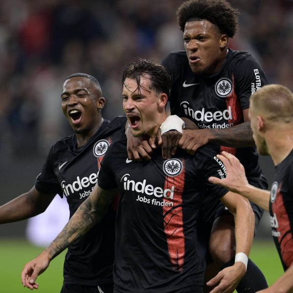  Matchwinner Robin Koch lässt sich nach seinem Tor von den Kollegen bejubeln. (Bild: IMAGO images / HJS)