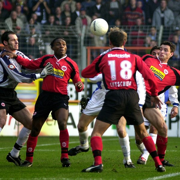  Als SGE4EVER.de online ging, spielten für die Eintracht u.a. Dirk Heinen, Serge Branco, Alex Schur und Alexander Kutschera. Hier bei der 1:2-Niederlage in Bochum am 02.12.2000 (Foto: Heiko Rhode)