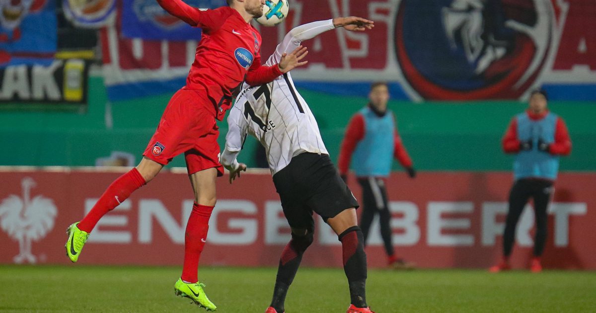  Nur mit Mühe eine Runde weiter: Beim letzten und einzigen Aufeinandertreffen beider Mannschaften gelang der SGE das Weiterkommen erst nach Verlängerung gegen den damaligen Zweitligisten. Endstand 2:1. (Foto: IMAGO / Fotostand)