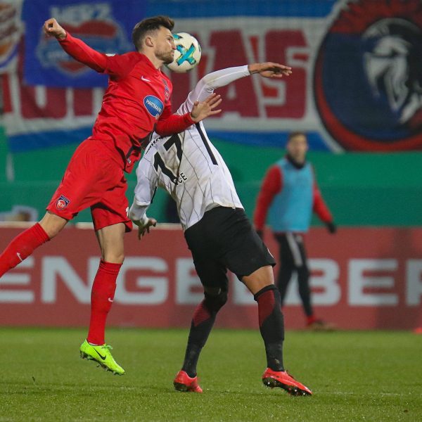  Nur mit Mühe eine Runde weiter: Beim letzten und einzigen Aufeinandertreffen beider Mannschaften gelang der SGE das Weiterkommen erst nach Verlängerung gegen den damaligen Zweitligisten. Endstand 2:1. (Foto: IMAGO / Fotostand)