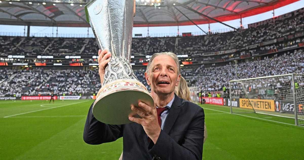  Charly Körbel mit dem UEFA-Cup, den er 1980 als Spieler gewann. (Foto: IMAGO / Jan Huebner)