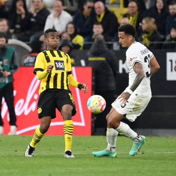  Tuta im Duell mit Youssoufa Moukoko. (Foto: Imago / Team 2)