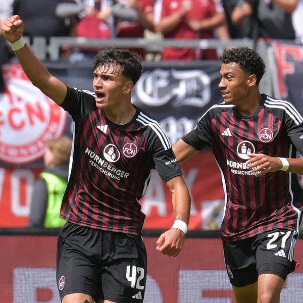  Jubeln aktuell beim Club: Can Uzun und Nathaniel Brown. (Foto: Imago/Jan Huebner)