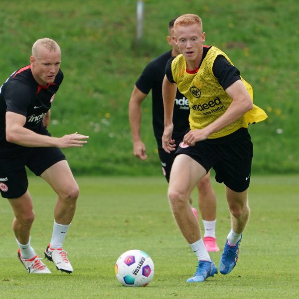  Fehlten am Dienstag im Frankfurter Training: Sebastian Rode (links) und Hugo Larsson. (Foto: imago/Schüler)