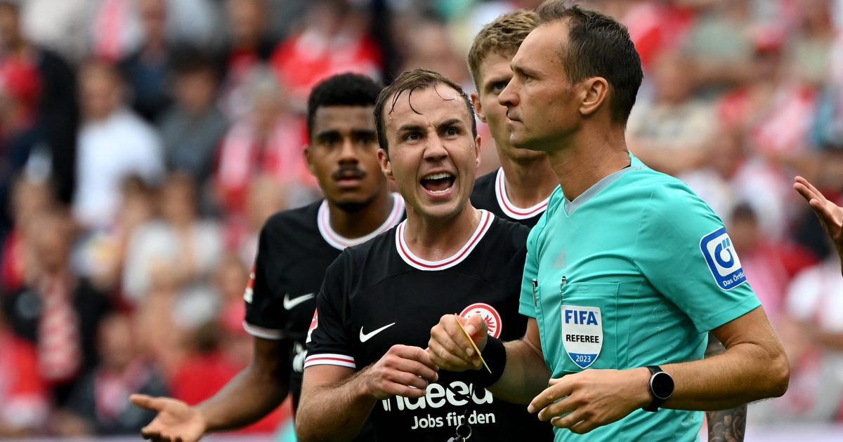 Ein nicht ungewohntes Bild das Ex-FIFA-Schiedsrichter Thorsten Kinhöfer kritisiert: Mario Götze im intensiven 'Austausch' mit Schiri Bastian Dankert - Ursache hier war die Gelb-Rote Karte für Ansgar Knauff in Mainz (Foto: imago / Jan Huebner)