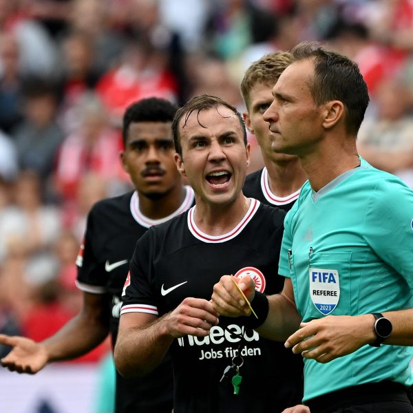  Ein nicht ungewohntes Bild das Ex-FIFA-Schiedsrichter Thorsten Kinhöfer kritisiert: Mario Götze im intensiven 'Austausch' mit Schiri Bastian Dankert - Ursache hier war die Gelb-Rote Karte für Ansgar Knauff in Mainz (Foto: imago / Jan Huebner)