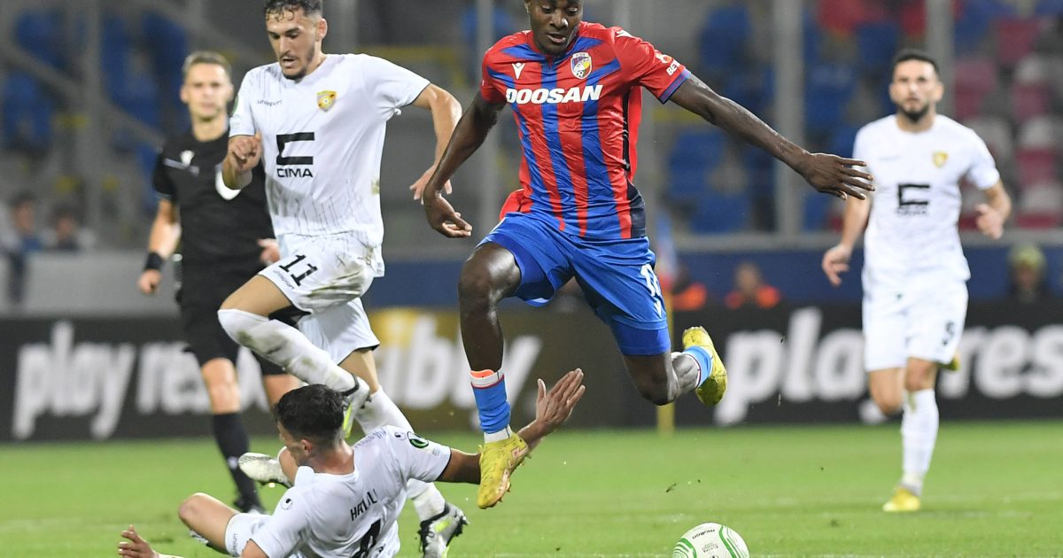 Rafiu Durosinmi im gestreiften Trikot von Viktoria Pilsen. (Foto: IMAGO / CTK Photo)